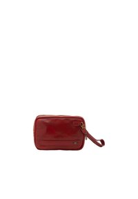 Portafoglio in pelle rossa con una texture liscia, chiusura a zip e cinturino da polso. Presenta una tasca frontale e dettagli in metallo di tonalità dorata.