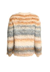 Flauschiger Strickpullover mit horizontalen Streifen in Beige, Orange, Creme und Grau, von hinten auf einem weißen Hintergrund gezeigt.