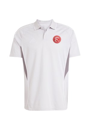 Weißes kurzärmeliges Poloshirt mit Kragen, das ein rotes rundes Logo mit "F 95" auf der linken Brustseite und ein dezentes weißes Adidas-Logo auf der rechten Seite zeigt.