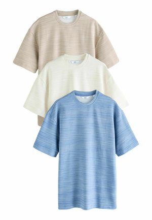 Trois t-shirts à manches courtes en beige, blanc cassé et bleu clair. Chacun présente un motif texturé à rayures et des encolures rondes.