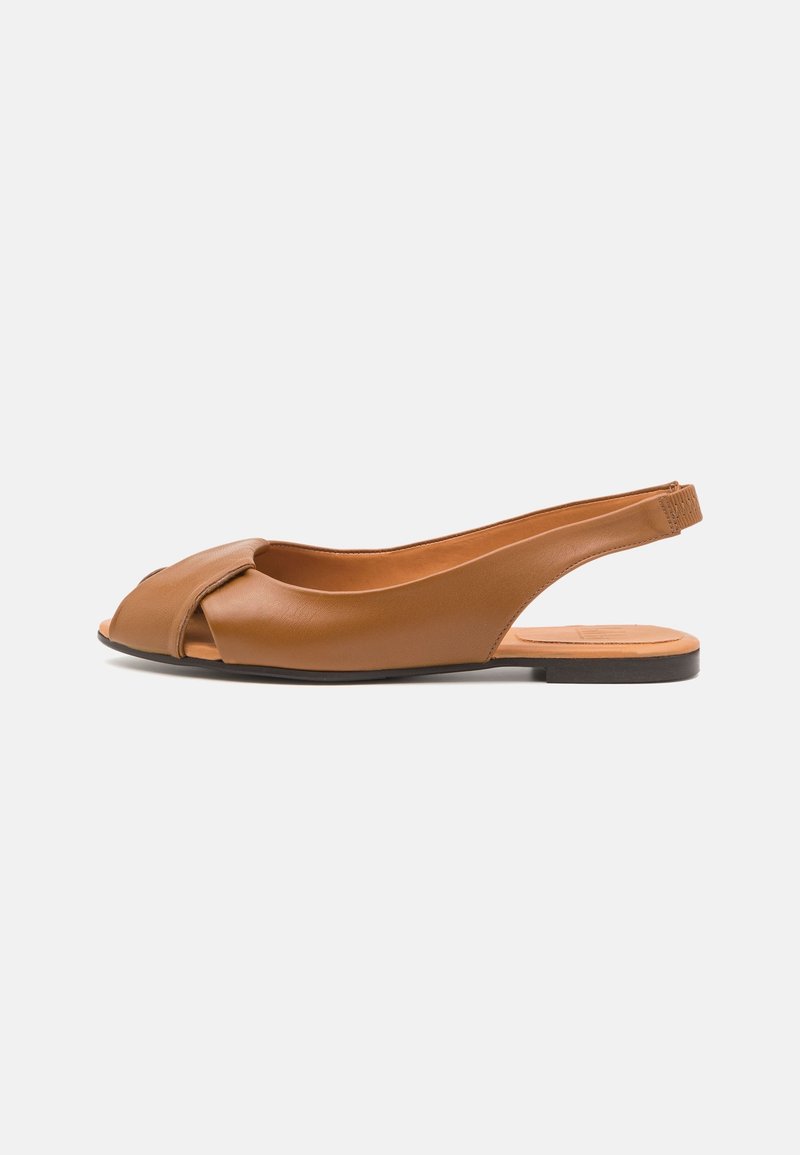 Chaussure plate slingback en cuir marron avec orteils ouverts et talon léger sur fond blanc.