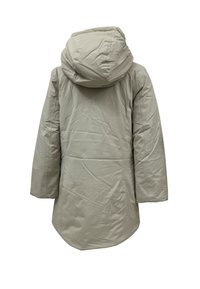 Giacca esterna beige chiaro con cappuccio, caratterizzata da una superficie testurizzata e un retro leggermente allungato, progettata per offrire calore e copertura.