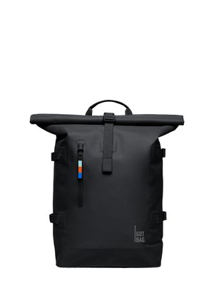 Czarny plecak typu roll-top z przednią kieszenią na zamek, pionową klamrą na pasku i logo "GOT BAG" na dolnej prawej stronie.