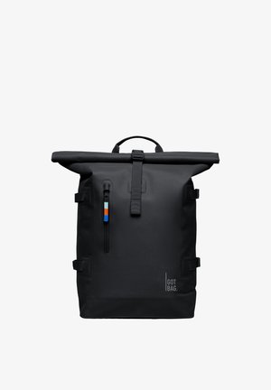 Zaino nero con chiusura a rotolo, tasca frontale con cerniera, fibbia verticale sulla cinghia e logo "GOT BAG" sulla parte inferiore destra.