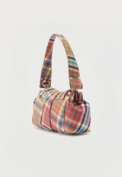Μικρή τσάντα χειρός με πολύχρωμο καρό σχέδιο και φαρδιά λουρίδα, με μεταλλικά στοιχεία, σε λευκό φόντο.