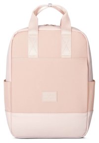 Svetloružový batoh s hladkým povrchom, dvoma hornými rukoväťami, bočnými vreckami a obdĺžnikovým tvarom. Má prešívané detaily a nášivku s logom.
