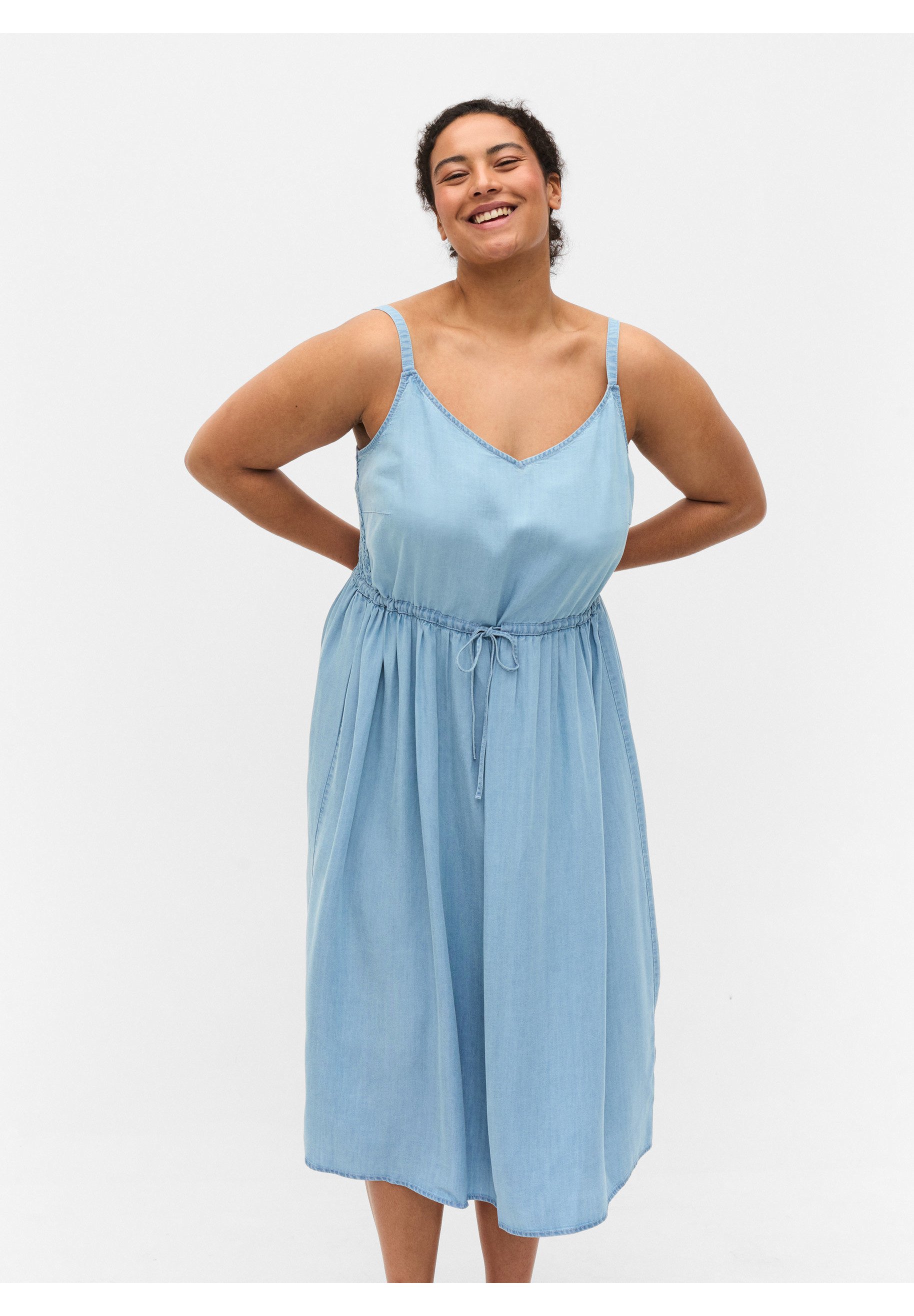 Zizzi Vestido largo - light blue denim/azul claro - Zalando.es