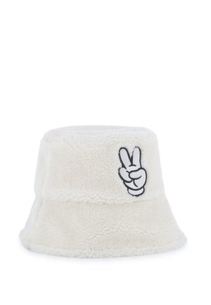Chapeau bob blanc duveteux avec une main brodée en noir et blanc montrant le signe de la paix sur le devant.
