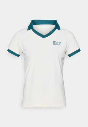 Tricou polo alb cu guler în V și manșete de culoare teal. Prezintă un logo EA7 mic pe piept. Material neted cu mâneci scurte.