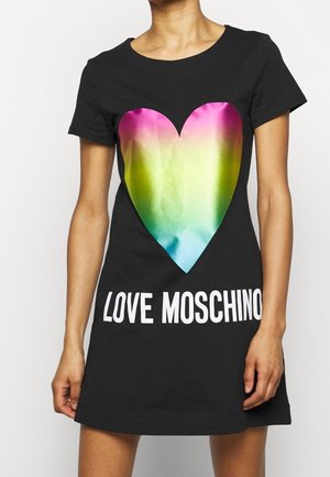Robe t-shirt en coton noir avec un grand graphique de cœur dégradé multicolore et "LOVE MOSCHINO" en texte blanc gras sur l'ourlet.