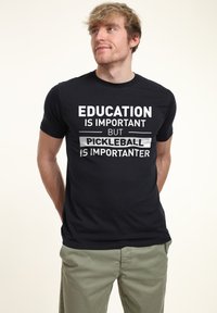 Henry Tiger DUKE SONS PICKLEBALL IS IMPORTANTER - Camiseta estampada - navy blue