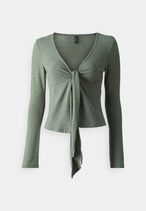 Bluză cu mânecă lungă, decolteu în V, de culoare verde măslin, cu un detaliu de nod în față. Fabricată dintr-un material moale, texturat, cu o siluetă ajustată.