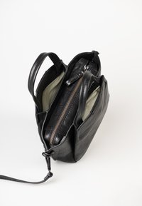 Borsa a mano in pelle nera con finitura testurizzata, dotata di due scomparti aperti, una tasca con zip e una tracolla removibile.