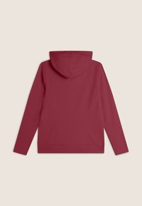Felpa con cappuccio di un rosso intenso, caratterizzata da una texture liscia, maniche lunghe e una vita attillata. Design pulito senza loghi o fantasie visibili.
