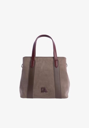 Bolso tote de ante marrón con asas de cuero burdeos y acentos laterales. Presenta un detalle de monograma en la parte frontal. Forma rectangular compacta.