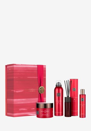 SWEET ALMOND OIL & ROSE BODY GIFT SET - LARGE - RITUAL OF AYURVEDA - Kit bagno e corpo - -