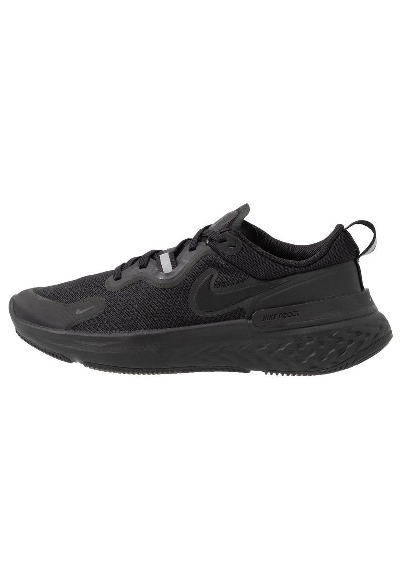 Zapatilla de running negra con parte superior de malla y suela de goma. Presenta un diseño acolchado, acentos grises contrastantes y la marca Nike.