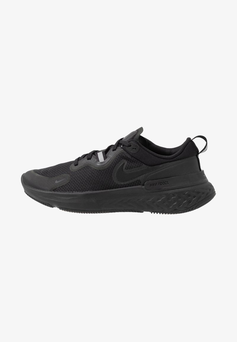 Zapatilla de running negra con parte superior de malla y suela de goma. Presenta un diseño acolchado, acentos grises contrastantes y la marca Nike.