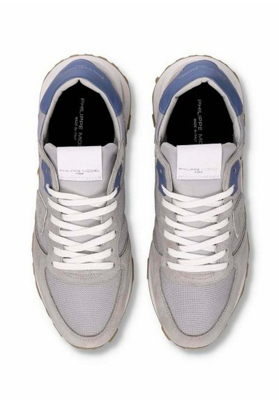 Baskets en mesh gris et en daim avec des accents bleus, dotées de lacets blancs et d'un logo sur la languette. Semelle en caoutchouc avec un détail texturé.