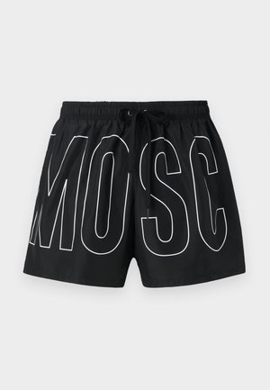 Zwarte shorts met trekkoord en grote witte omlijnde letters "MOSC" aan de voorkant, elastische tailleband en een gladde stoftextuur.