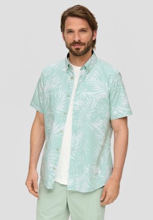 Kurzarm-Hemd in Minzgrün mit weißem Palmblattmuster, mit Button-Down-Kragen und zwei Vorderaschen; glatte Stoffoberfläche.