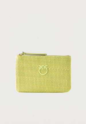Pochette rectangulaire tissée vert clair avec une fermeture éclair sur le dessus et un petit logo oiseau brodé au centre.