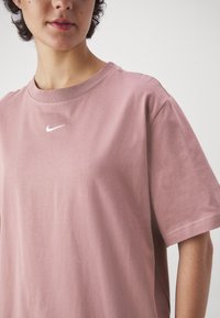 Nike Sportswear TEE - Basic póló - smokey mauve