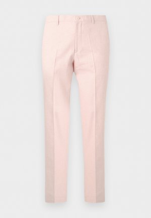 Pantalones a medida rosa claro con pliegues delanteros, trabillas para el cinturón y cierre de botón, mostrados sobre un fondo blanco.