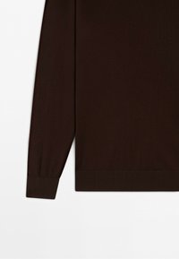 Maglione marrone scuro a maniche lunghe con polsini e orlo a coste, mostrato di profilo su sfondo bianco.