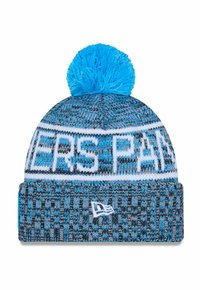 Strickmütze mit einem blauen Pompon, gemischtem blauen und schwarzen Garn sowie einem weißen Textband mit der Aufschrift "PACKERS." Enthält ein Logo am Bund.