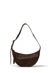 Bolso de hombro de cuero marrón con una silueta curva, textura suave y una sola correa ajustable. Presenta un detalle de borla en el lateral.