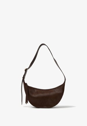 Braune Leder-Schultertasche mit geschwungenem Silhouette, glatter Textur und einem einzelnen verstellbaren Tragegurt. Mit einem Quastendetail an der Seite.