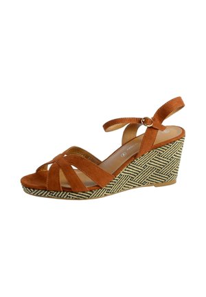 Sandalia de cuña de ante marrón con tiras cruzadas y hebilla en el tobillo, con plataforma de tacón de patrón tejido.