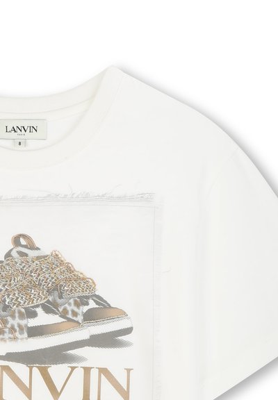 Witte katoenen t-shirt met een grafische print van sneakers met luipaardpatronen en gouden accenten, afgewerkt met een ronde hals en een zachte textuur.