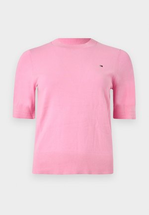 Lys rosa kortermet strikket skjorte med rund hals og liten logo på øvre venstre bryst.