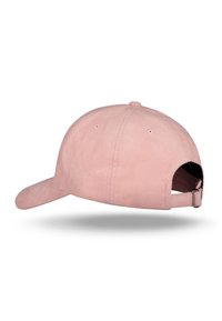 Roze suède baseballpet met een gebogen klep, een verstelbare band aan de achterkant en subtiele stikdetails. Gladde textuur overal.