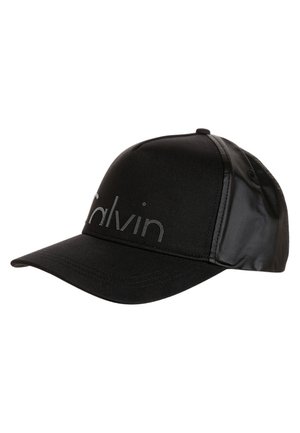 Czarna czapka z daszkiem typu baseball z zakrzywionym rondem, przeszywanym wzorem paneli i srebrnym logo "Calvin" po lewej stronie z przodu.