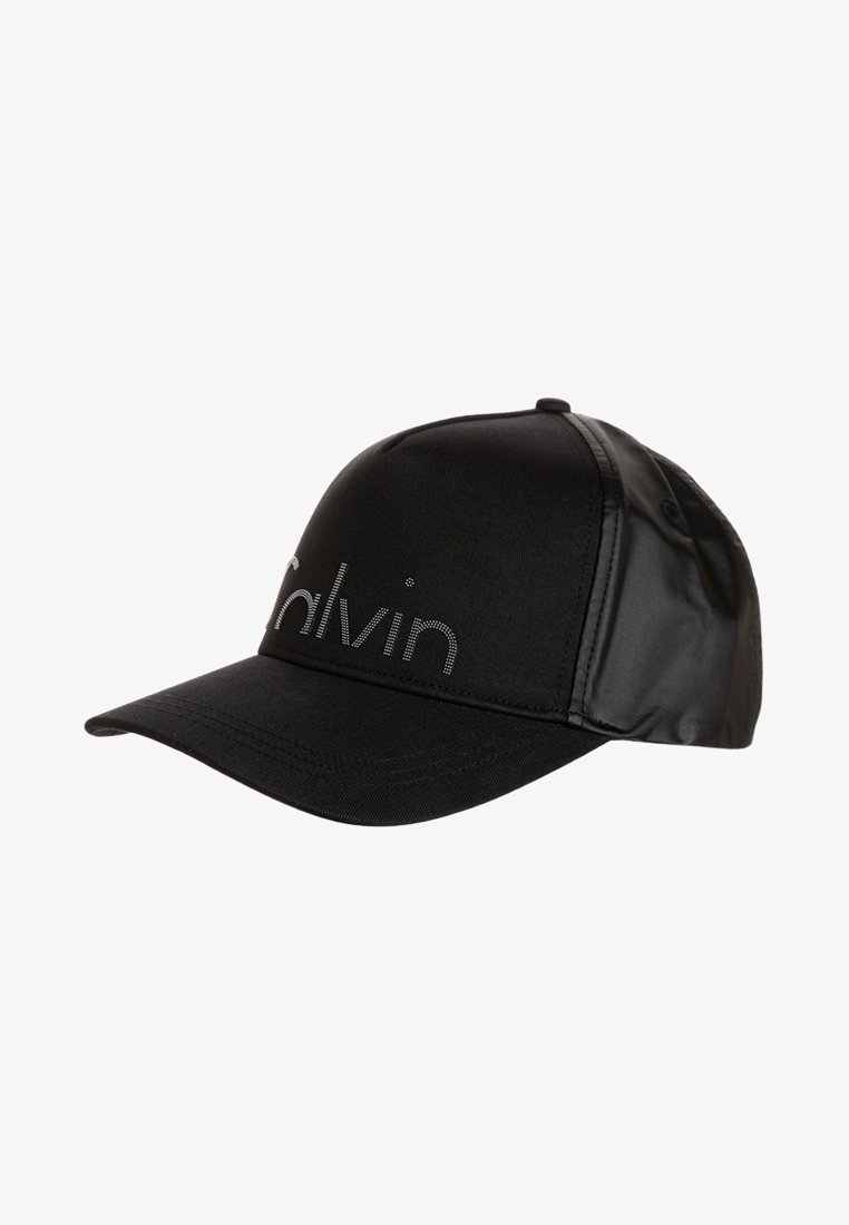 Casquette de baseball noire avec une visière incurvée, un design à panneaux cousus et un logo « Calvin » argenté sur le côté avant gauche.