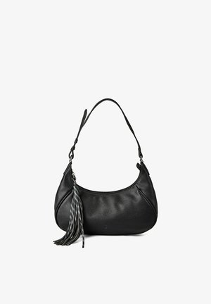 Zwarte leren schoudertas met verstelbare riem en lange gestreepte kwast die aan de linkerkant hangt, maansikkelvormig lichaam.