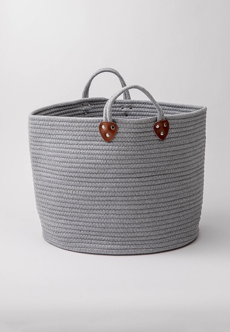 Graueseilkorb aus strukturiertem Stoff, zylindrische Form, zwei robuste Griffe und braune Lederakzente mit Metallelementen.