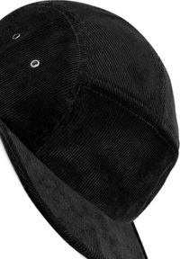 Schwarze Cordmütze mit einer runden Krone, die zwei Belüftungsöffnungen und einen flachen Schirm hat. Der Stoff ist gerillt und weich.