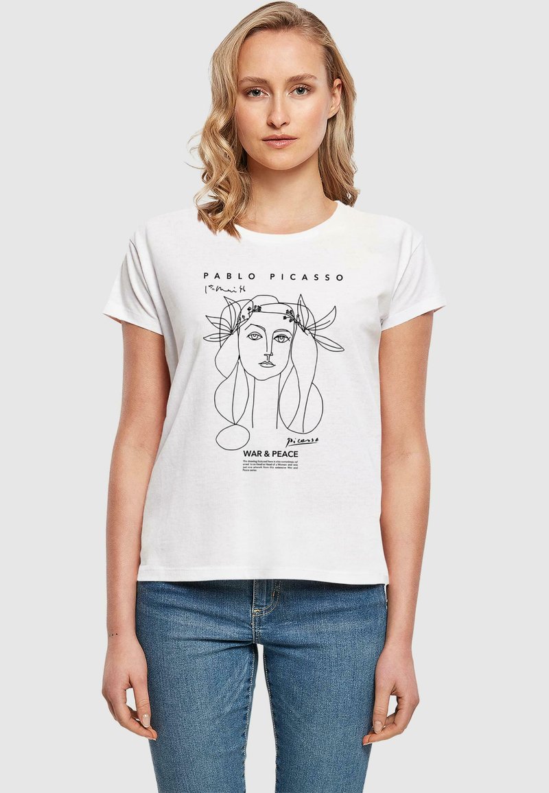 Tricou alb din bumbac cu un grafic liniar al feței unei femei, text de Pablo Picasso, și "RĂZBOI ȘI PACE" imprimate dedesubt. Mâneci scurte.