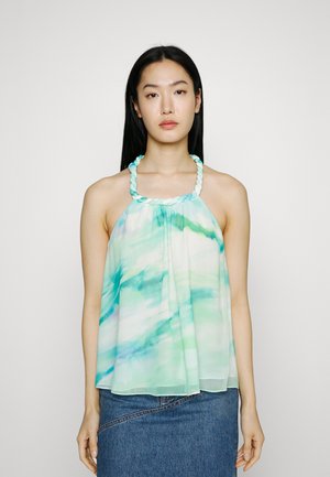 Lekki top na szyję w fasonie halter, z turkusowym i zielonym wzorem akwarelowym. Tkanina jest zwiewna, z plecionym detalem przy dekolcie.