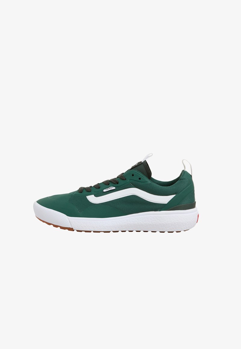 Zapatilla sintética verde con acentos blancos, que presenta una superficie texturizada, puntera redonda, suela plana y suela de goma marrón. Cierre con cordones y marca.