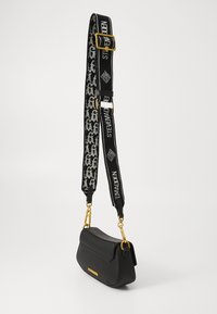 Sac en cuir noir texturé avec un accent en quincaillerie dorée, doté d'une sangle détachable avec un motif de logo en noir et blanc.