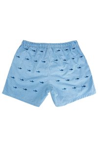 Pantaloni boxers a righe blu con ricamo di pesci color navy. Materiale morbido, cintura elastica, vestibilità rilassata e texture leggera per il massimo comfort.