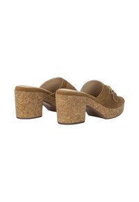 Mule in suede marrone con tacco a blocco in sughero. Il design slip-on presenta una fascia decorativa e una punta rotonda, enfatizzando materiali testurizzati e colori terrosi.