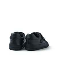 Scarpe in pelle nera con una superficie liscia, design a profilo basso e un logo discreto su un lato. Tallone chiuso e colletto imbottito per il comfort.