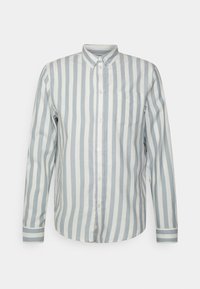 Camicia button-up a righe blu chiaro e bianco sporco. Presenta un colletto classico, maniche lunghe e una tasca sul petto. Tessuto morbido, vestibilità rilassata.