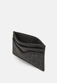 Portefeuille noir avec un extérieur en tissu texturé et des accents en simili cuir lisse. Dispose de plusieurs emplacements pour cartes et d'un motif de logo discret.